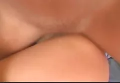 活跃的女同性恋醒来的女朋友用绑带操她