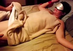 当那个男人正在下订单时，那个女孩和服务员一起挤在马桶里