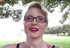 Lizzy在她的嘴里塞了一个插嘴，大概性交