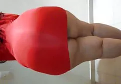 海滩上谦虚的女孩拍摄隐藏的相机