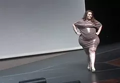 成熟的西班牙人传播一个女孩为性钱
