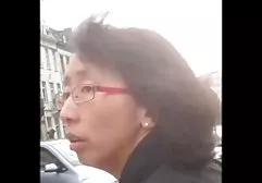 短发黑发闪烁她隐藏的相机上的毛茸茸的猫