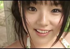 粉红色泳装男孩的女孩乱搞在厨房里的屁股