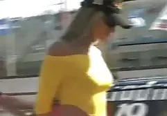 年轻的金发女郎在浴室里爱抚自己