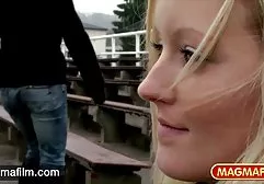 大胸女同性恋爱抚彼此的pussies