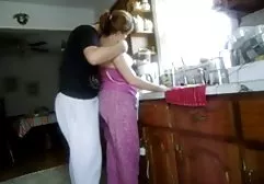 当她的丈夫不在家时，情人撕裂了一个美女