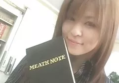 年轻的男性有一个恍惚的女孩聊天