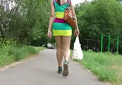 与在一个隐藏的照相机采取的光秃的乳房的小鸡