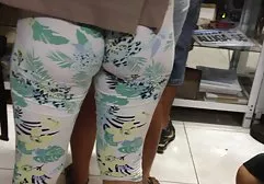 成熟的德国女人给一个年轻的伴侣一个紧屁股