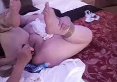 金发荡妇带着优秀的屁股给了她的伴侣