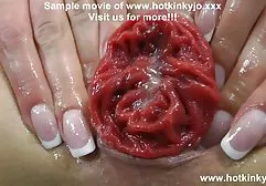 孤独的宝贝在深夜热情地在床上自慰