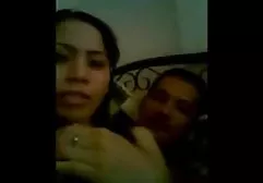 布鲁内特在石油中显示她是如何吮吸男人的家伙