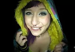 白色丝袜的成人阿姨让一个人在自然口交