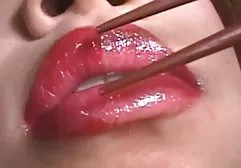 穿透明披肩的女孩沿着河岸漫步