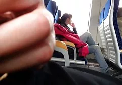 金发女郎热情地指法胸部之间的男人的阴茎