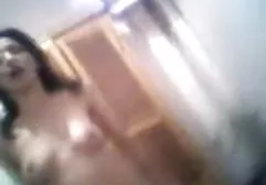 丝袜的美丽抚摸着帽子，并在这一点上操