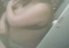 一群女孩在公共浴室里拍摄了一个隐藏的相机