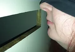 有美丽的乳房的女孩猛拉自己