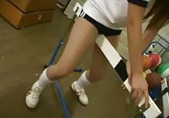 酷金发女郎在聊天聊天中显示了胸部