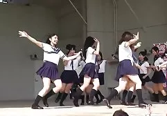 体育同性恋用手指插在屁股上，猛地趴在桌子上