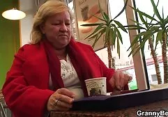 俏丽的妇女栓了与腿的胳膊并且困住了在肛门