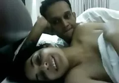 性感的朱莉娅带来手指喷出