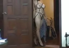 性感的女仆在镜子前抚摸着自己