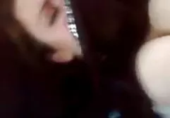条纹袜子的激情金发女郎在杆上跳脱衣舞