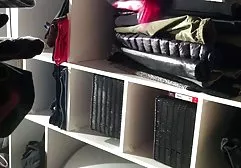 丰满的小鸡与她的男朋友在海滩上放松