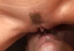 女孩与她心爱的人在海中沐浴