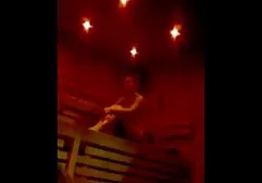 两位俄罗斯女士打电话给男生