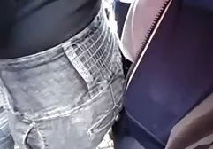 经验丰富的医生女同性恋在办公室诱惑一个年轻的黑发