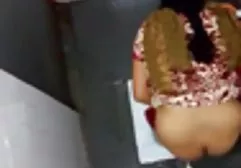 我吸了鸡巴，把腿伸到了伴侣面前