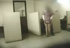 一个男人看到一个赤裸的秘书就尴尬了