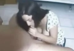 高靴子的裸体操运动员坐分裂