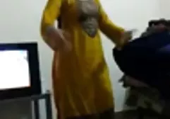 隐藏的相机家伙射击帽女孩