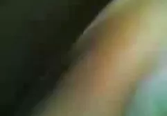 一个男人在乳胶strapon妻子和吮吸他的硬公鸡