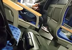 女孩邀请一个人到他的聚会训练口交