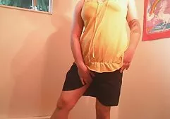 两名男子束缚一名女孩，并使她的阴道拳交