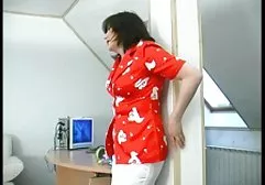 瘦瘦的金发女郎在院子里的长凳上抽搐
