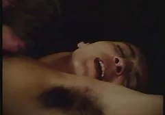 两个黑色的同性恋者与大侦探他妈的在沙发上的白人