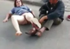 那些家伙在晚上开车送女孩，她感谢他们的口交