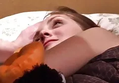 成熟的丰满的金发女郎乱搞警察并给他一个舔