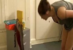 与自然山雀作弊在她丈夫的放荡的妻子