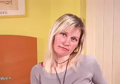 成熟的阿姨给一个年轻的情妇做了一个口交，坐在他的家伙身上