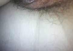 当妻子试穿衣服时，丈夫将与女裁缝一起改变