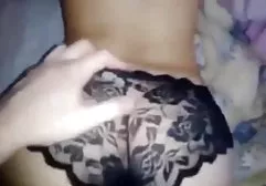 Dude在女朋友的内裤上揉着他兴奋的家伙
