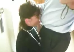 喝酒和他妈的一个漂亮的女孩