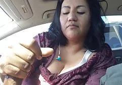 婴儿在河上的橡胶床垫上游泳时自慰