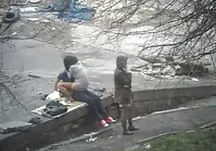 年轻的俄罗斯宝贝在屁股上给了她坚持不懈的男朋友